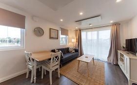 Contemporary 1 Bedroom Apartment In Ashford